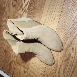Very lightly used women's Soludos boots. In brown size 7.5